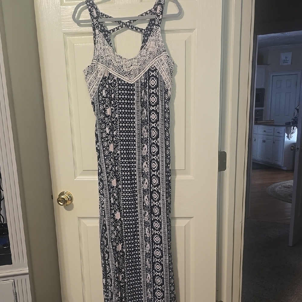 Elegant Lace-Trimmed Maxi‎ Dress - Black and White